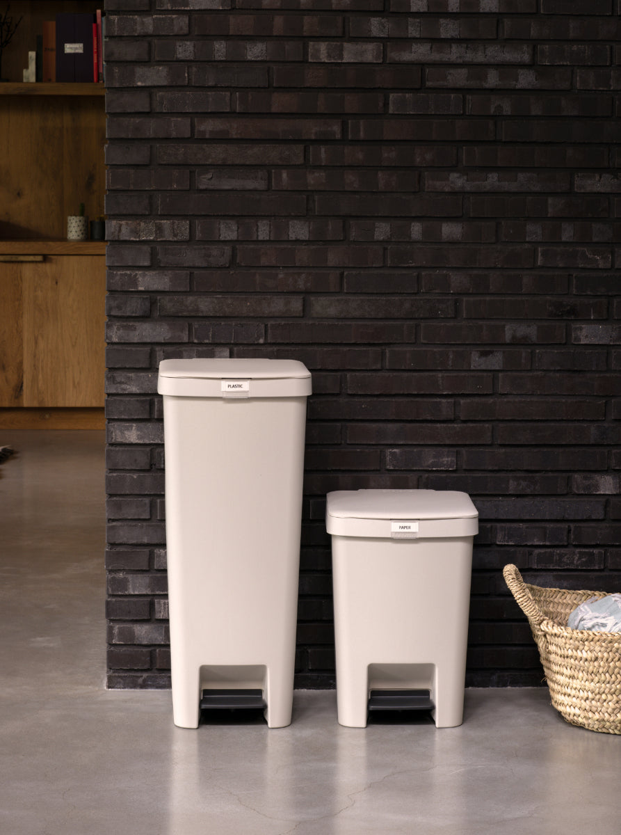 Brabantia StepUp Treteimer – 40 l – Kunststoff, rechteckig – soft beige – Soft-Close