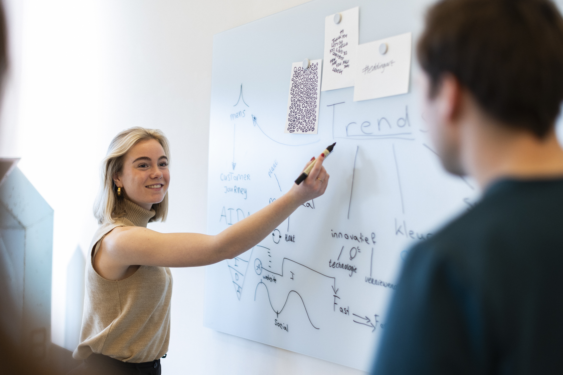 Legamaster Whiteboard – 150 × 100 cm, Glas (matt), magnetisch, Wandmontage, inkl. 2 Magnete