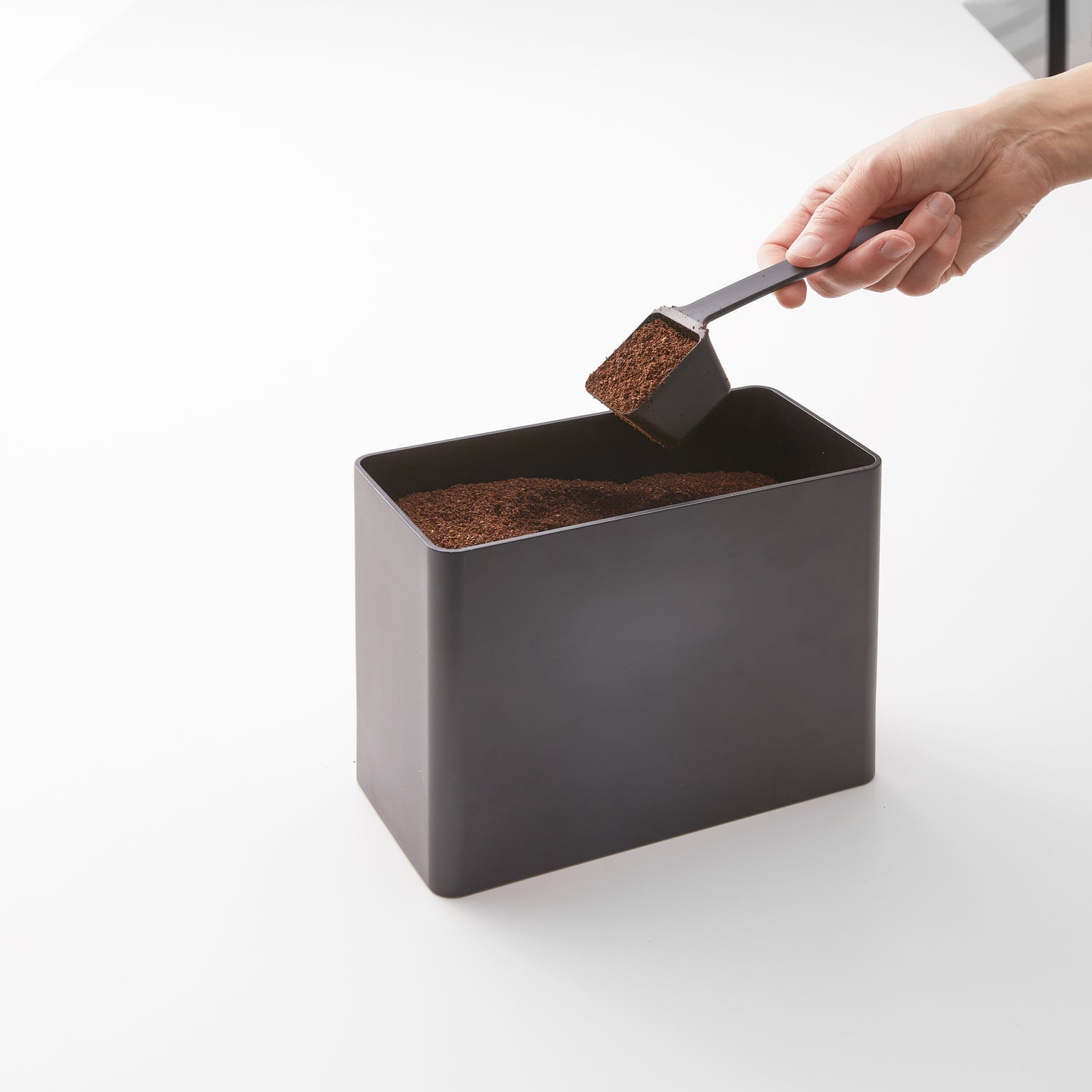 Yamazaki Vorratsdose 1,6 l, 18,4 × 9,2 × 15,4 cm, Polypropylen (PP)/Silikon, Schwarz