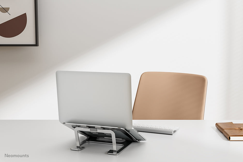 Neomounts Laptop-Ständer – für Geräte bis 17", bis 5 kg, faltbar – Silber