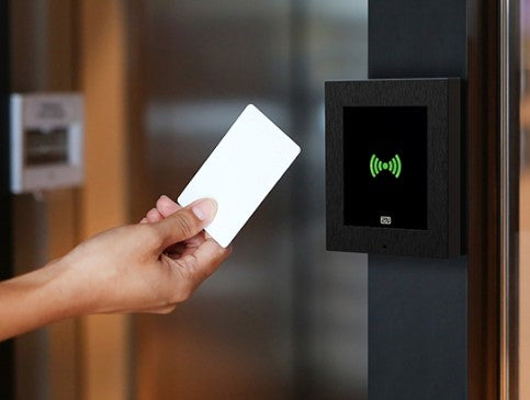 2N RFID-Leser Access Unit 2.0 – 108 × 45 × 131 mm, schwarz, IP54
