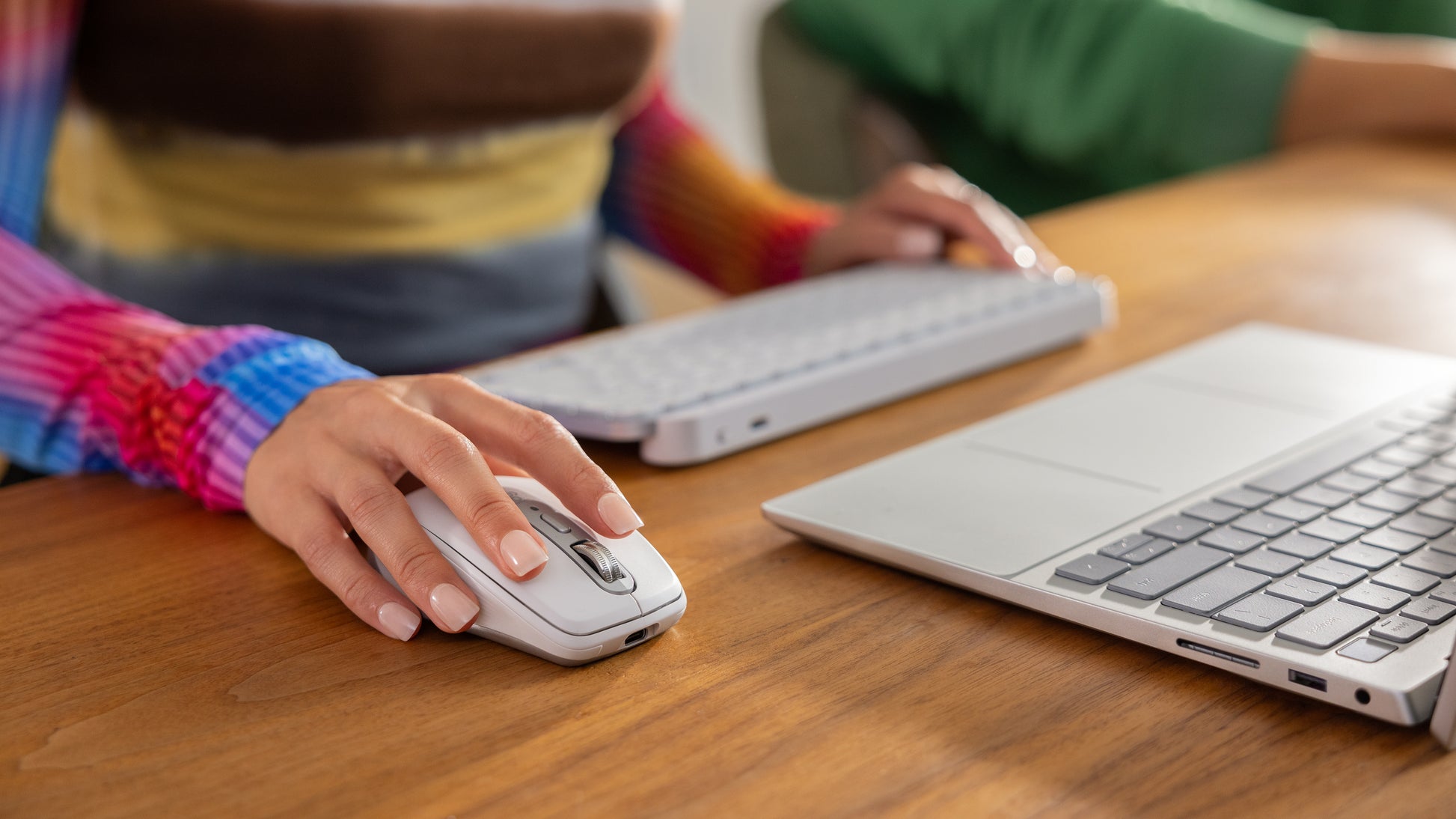 Logitech MX Anywhere 3S – Mobile Maus, rechts, Laser, 8000 DPI, Leises Klicken, Grau/Weiss