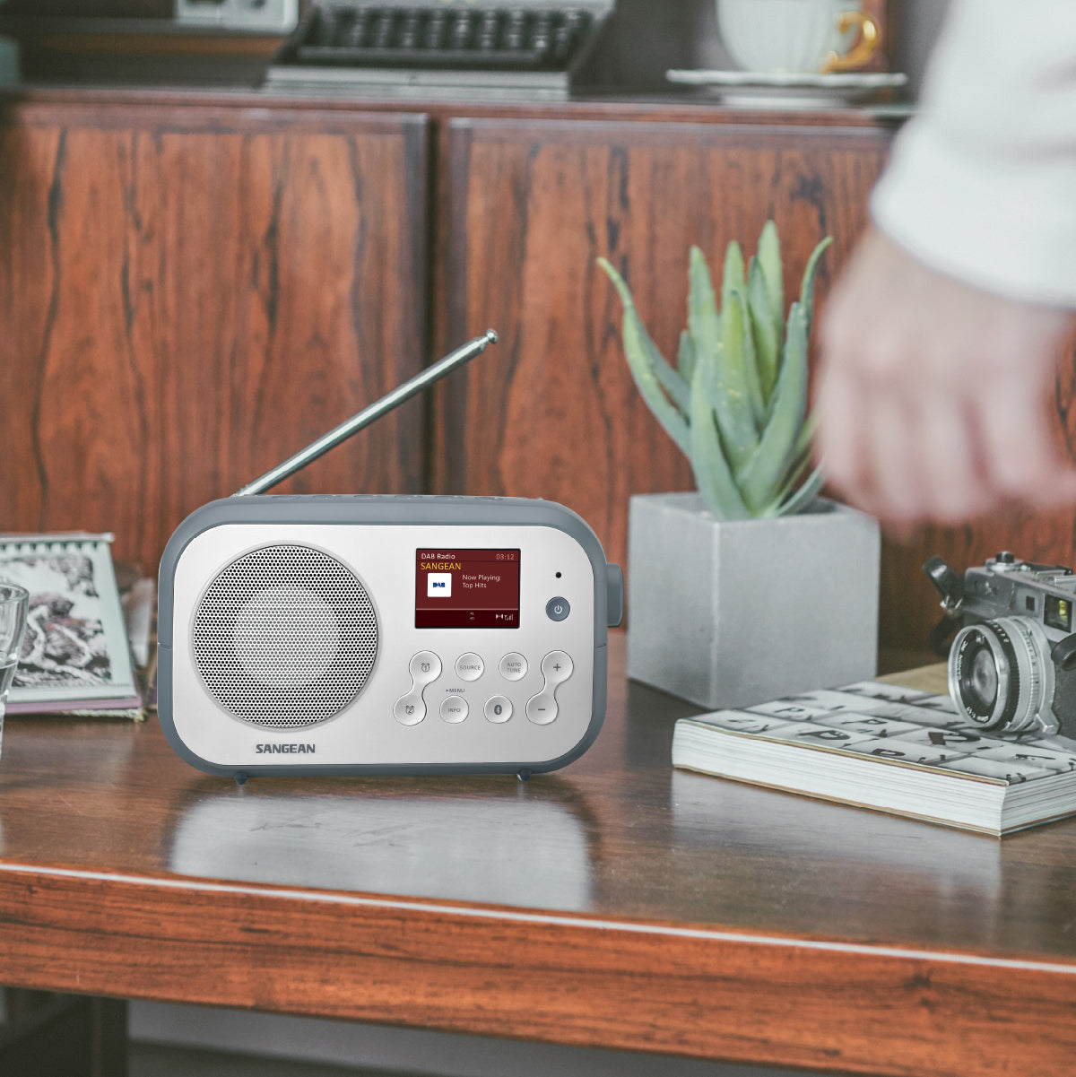 Sangean DPR-42BT – Tragbares DAB+ Radio, UKW, Bluetooth – Weiss/Blau