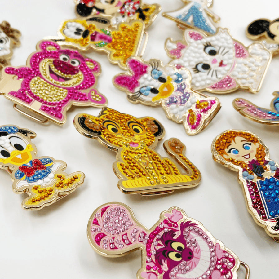 CRAFT Buddy Crystal Art – Anstecker-Bastelset – Cartoon-Motive – 6,0 cm – Mehrfarbig – Metall – ab 6 Jahren