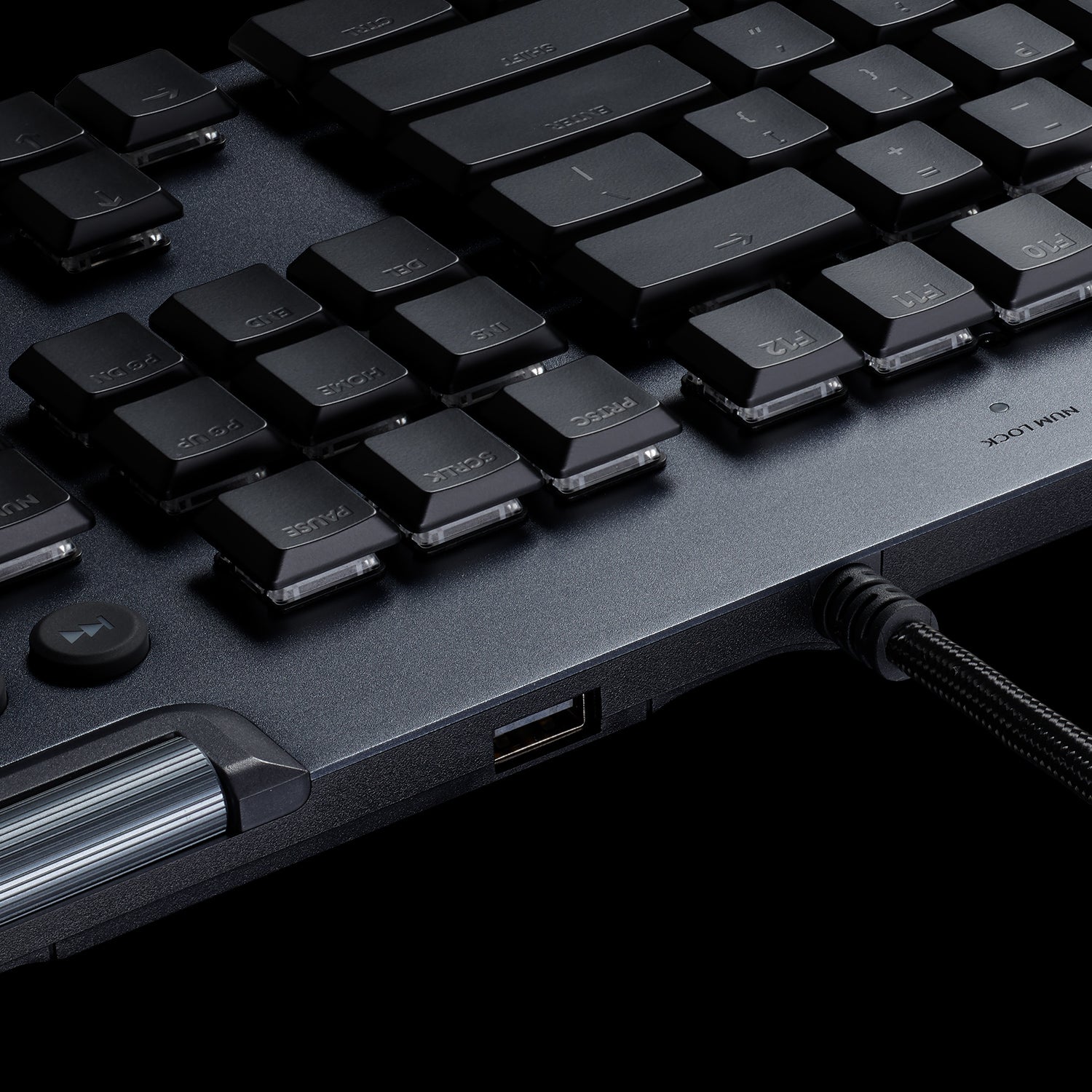 Logitech G G815 LIGHTSPEED – Gaming-Tastatur – Mechanisch – Kabelgebunden USB – QWERTZ (CH) – RGB – Graphit