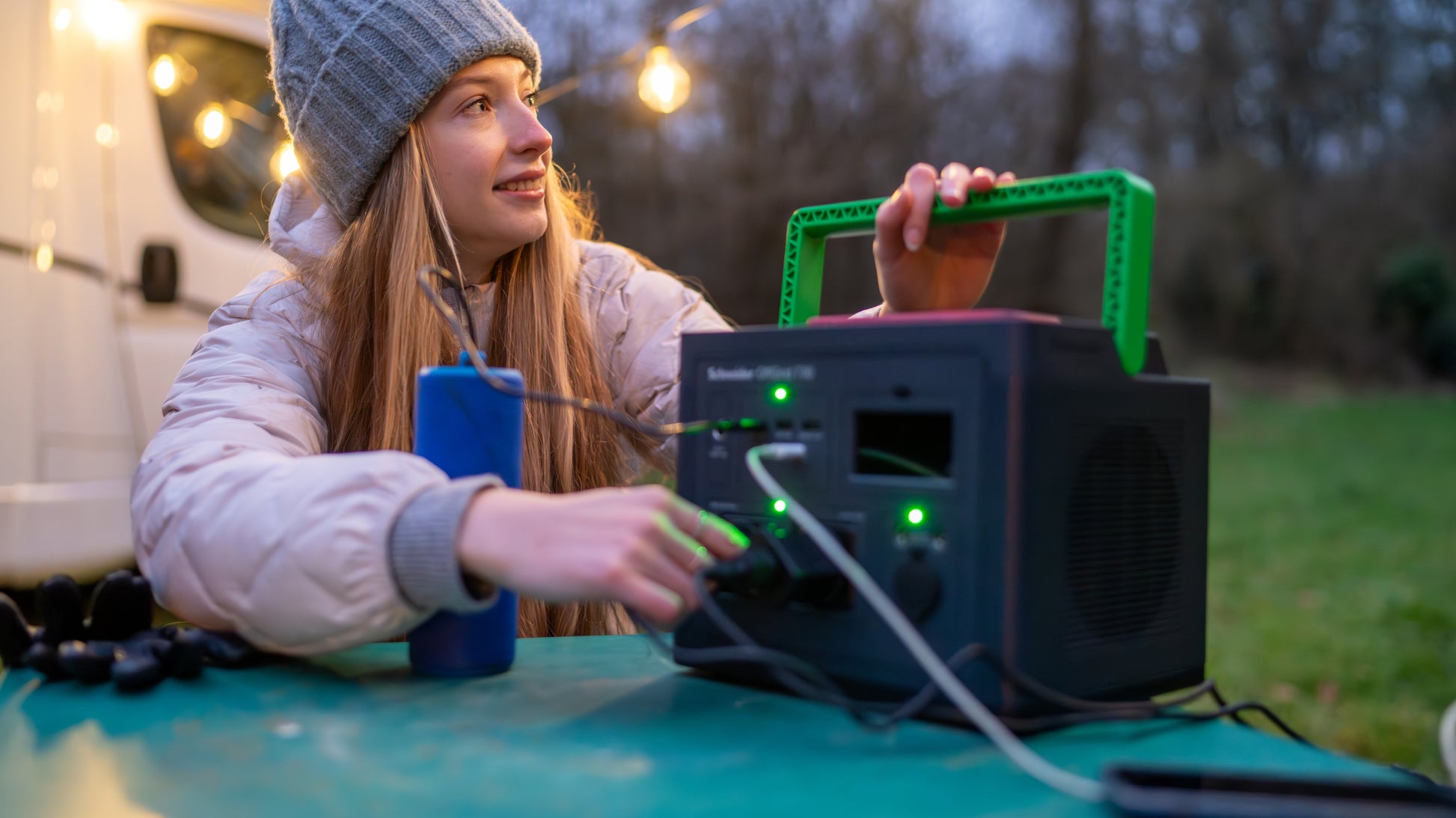 APC OffGrid 500 – Powerstation, 517 Wh, 500 W AC, Li‑Ion, 2× Schuko (Typ F), LCD, Kabelloses Laden