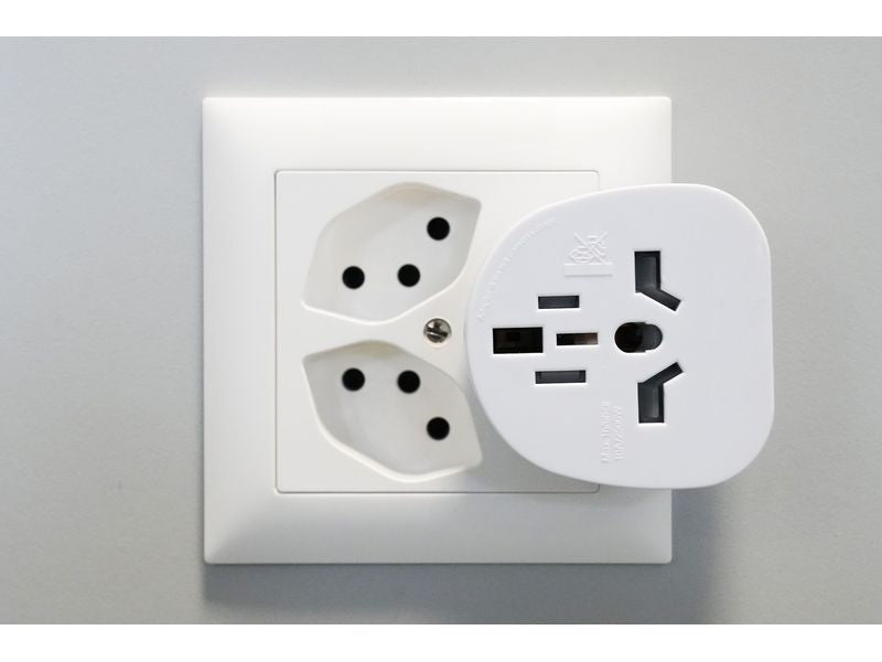 Furber. Reiseadapter – USA zu Schweiz – 10 A/2500 W, 3-polig – weiss