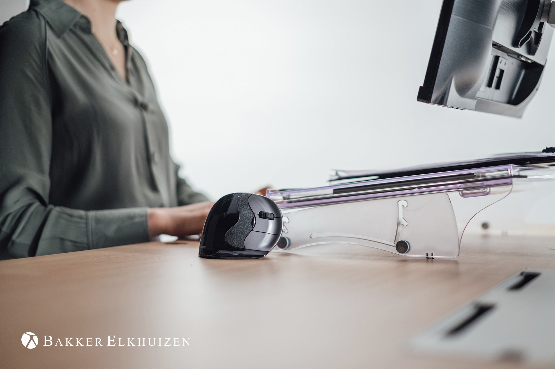 BakkerElkhuizen Evoluent Vertical Mouse D Medium – Vertikale Maus – Kabelgebunden (USB‑A), 3200 DPI, rechts, Schwarz/Grau