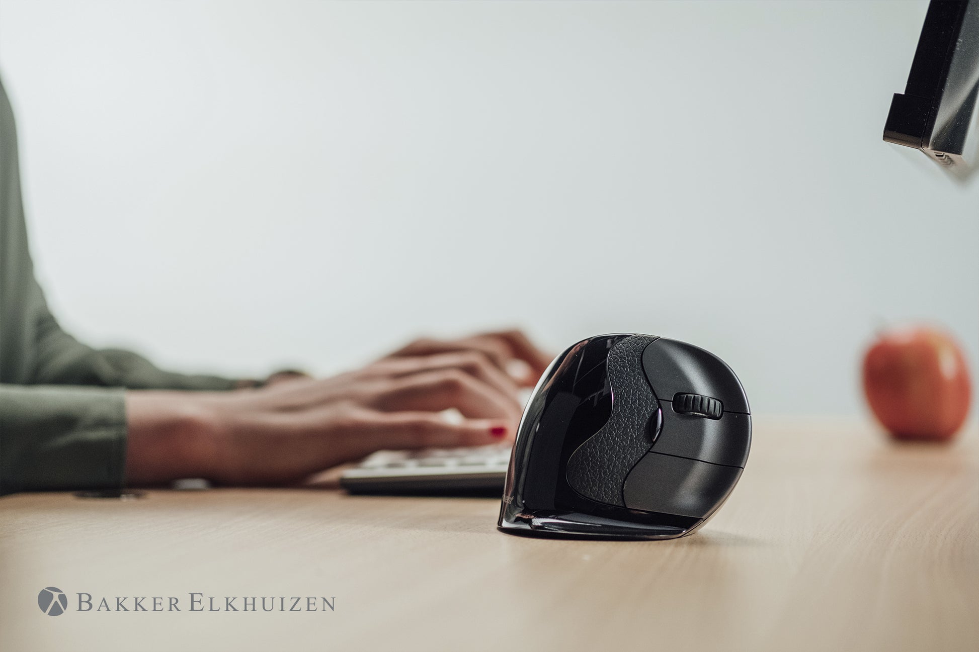 BakkerElkhuizen Evoluent Vertical Mouse D Medium – Vertikale Maus – Kabelgebunden (USB‑A), 3200 DPI, rechts, Schwarz/Grau