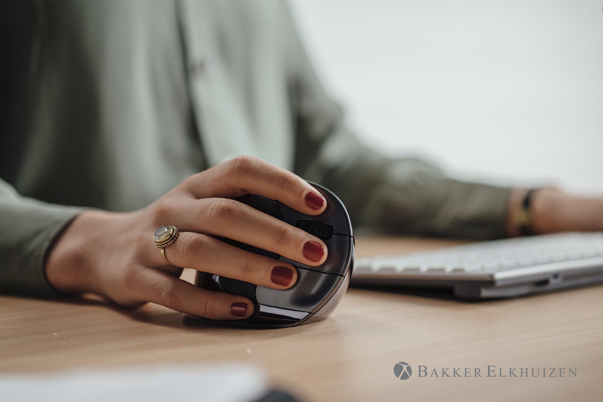 BakkerElkhuizen Evoluent Vertical Mouse D Medium – Vertikale Maus – Kabelgebunden (USB‑A), 3200 DPI, rechts, Schwarz/Grau