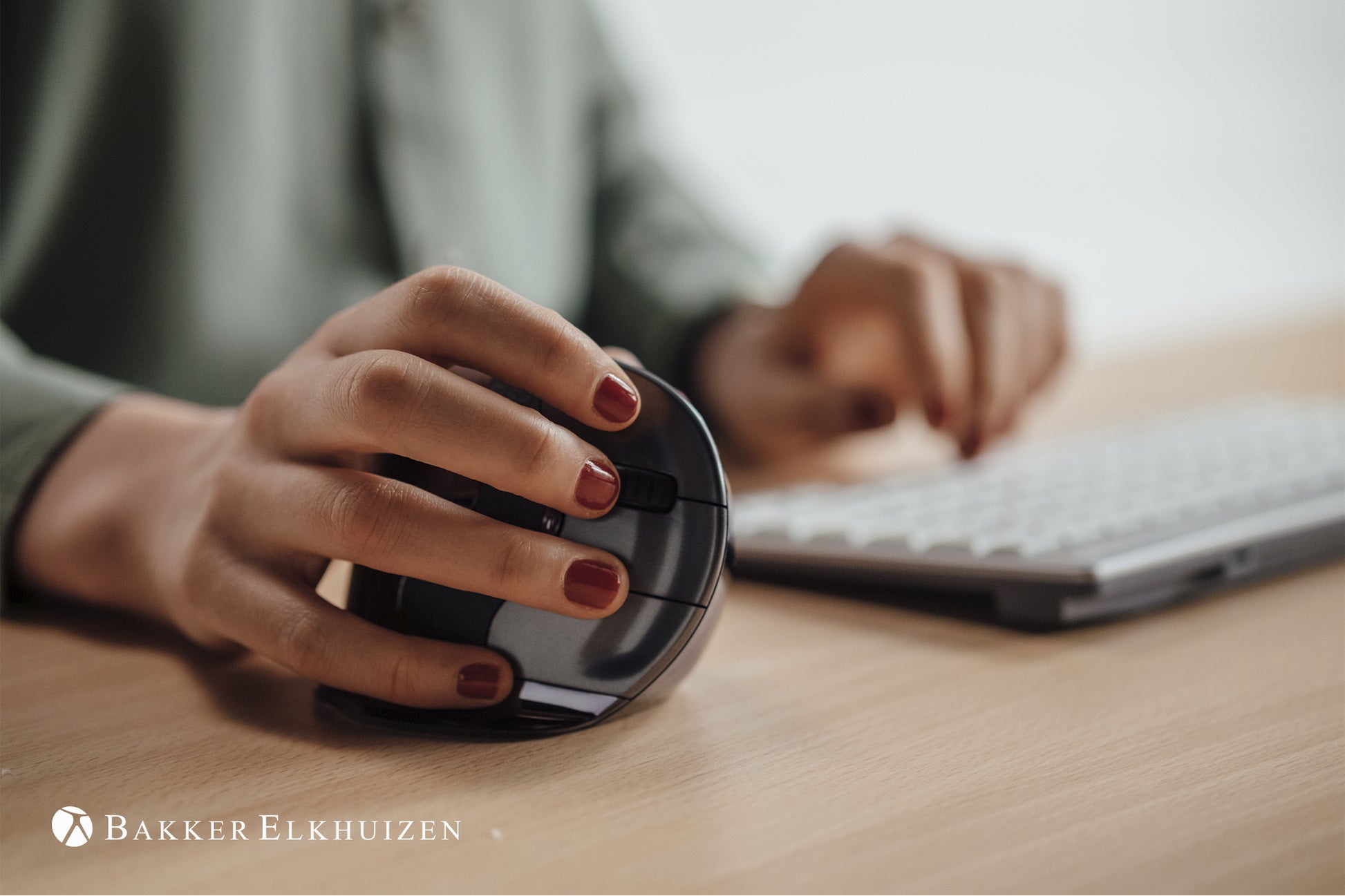 BakkerElkhuizen Evoluent Vertical Mouse D Medium – Vertikale Maus – Kabelgebunden (USB‑A), 3200 DPI, rechts, Schwarz/Grau