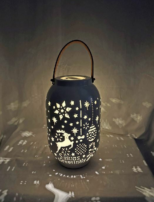 Dameco Dekorative Laterne – 18 × 28 cm, Warmweiss, Timer 6/18 h, Batteriebetrieb 2×AA, Keramik, Weiss