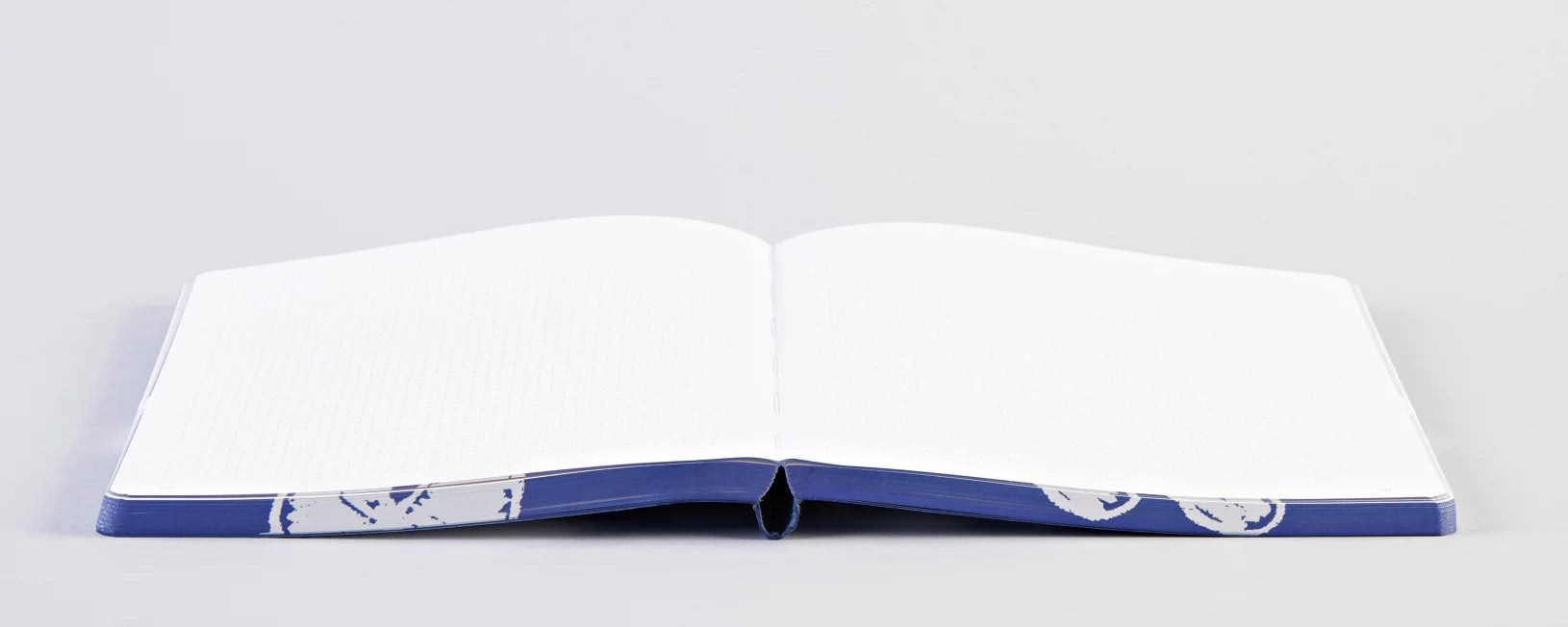 nuuna Notizbuch – 165 × 220 mm – punktiert – 256 Seiten – 120 g/m² – Softcover – blau/weiss