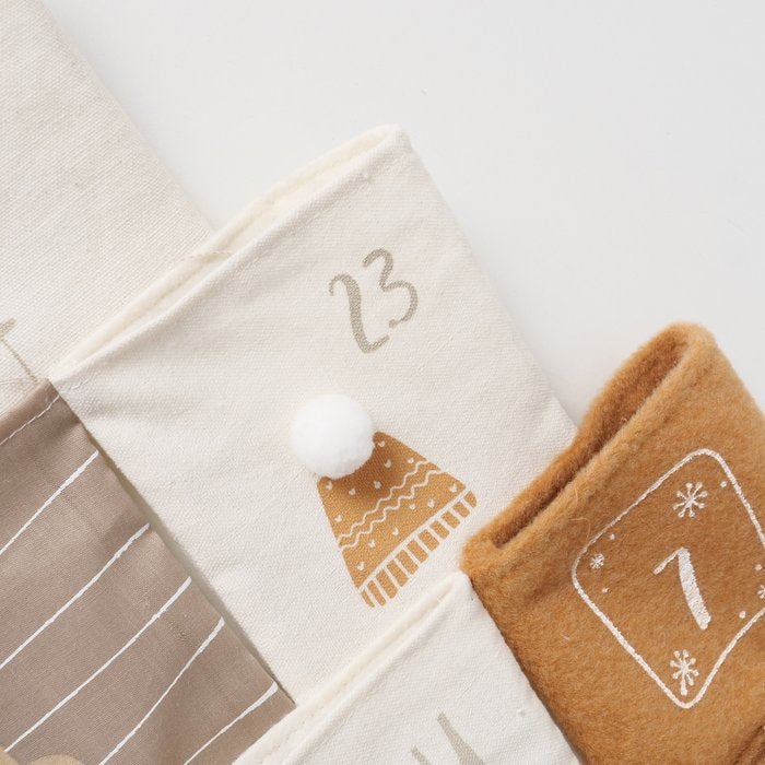 Boltze Adventskalender – weihnachtsbaumförmig – 24-teilig – Polyester, mehrfarbig – 67 × 73,5 × 2,5 cm