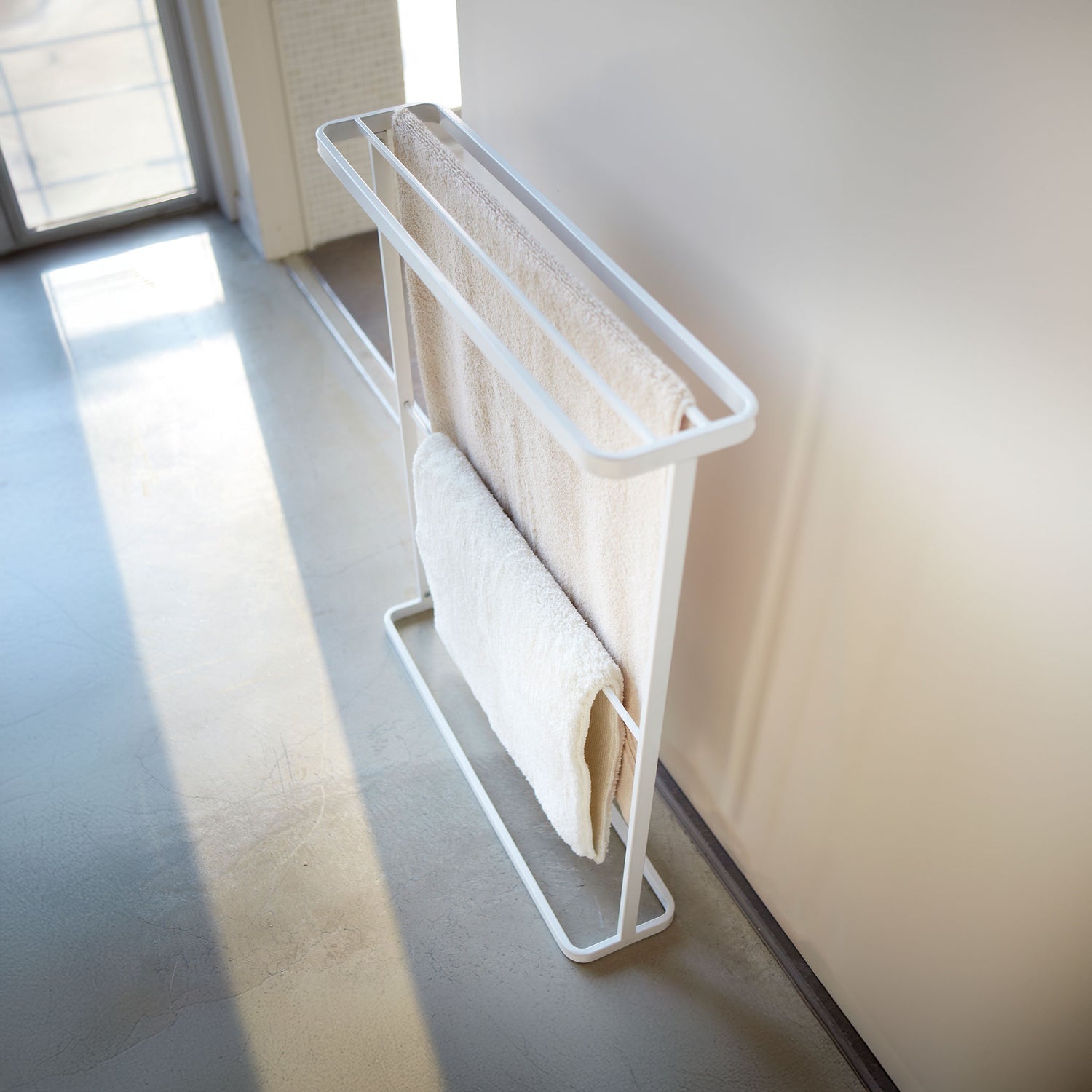 Yamazaki Handtuchständer TOWER – 65×15×75 cm, Holz, Weiss