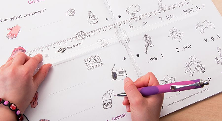 Wedo Wandtafel-Lineal 30 cm – Kunststoff, transparent, mit eingeprägter Masseinteilung