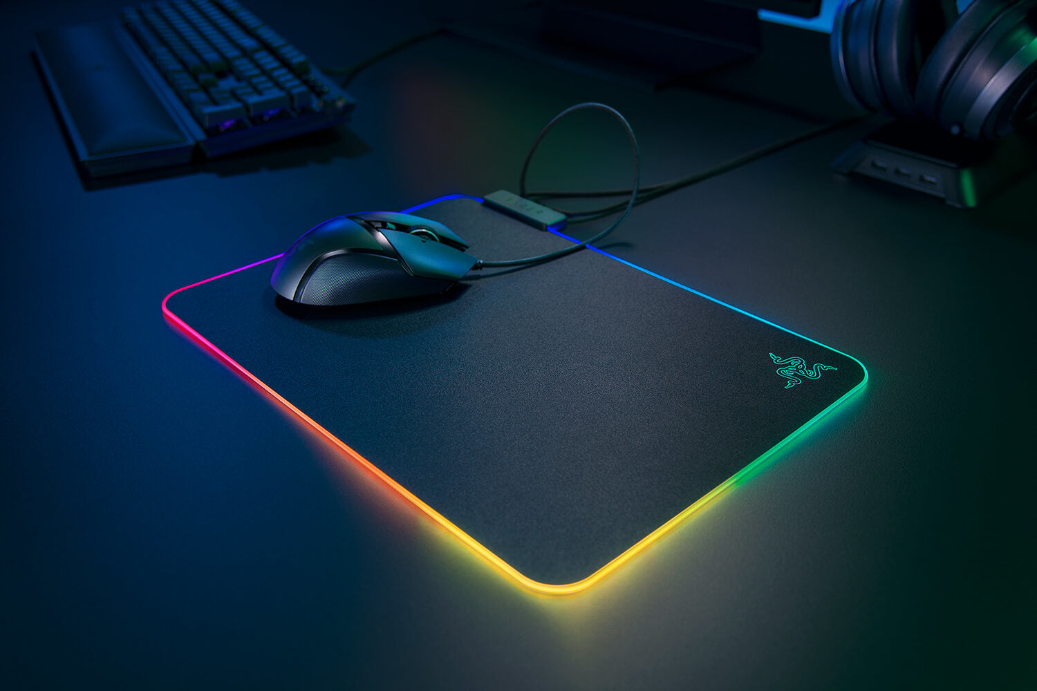 Razer Firefly V2 – Gaming-Mauspad – 355 × 255 mm, RGB, Schwarz