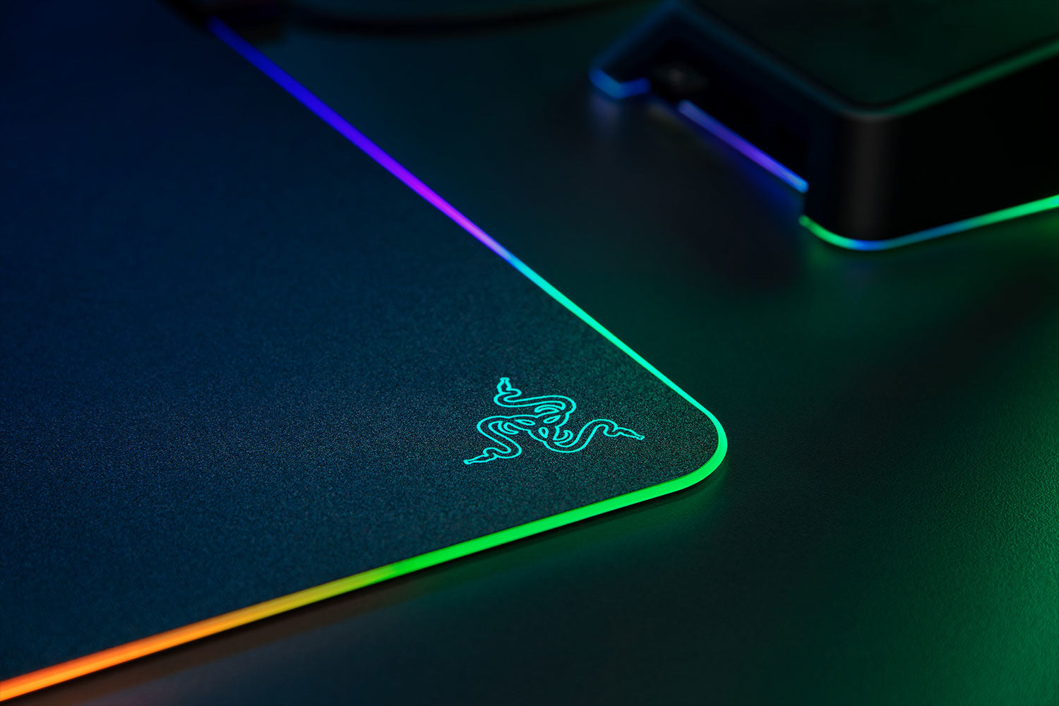 Razer Firefly V2 – Gaming-Mauspad – 355 × 255 mm, RGB, Schwarz
