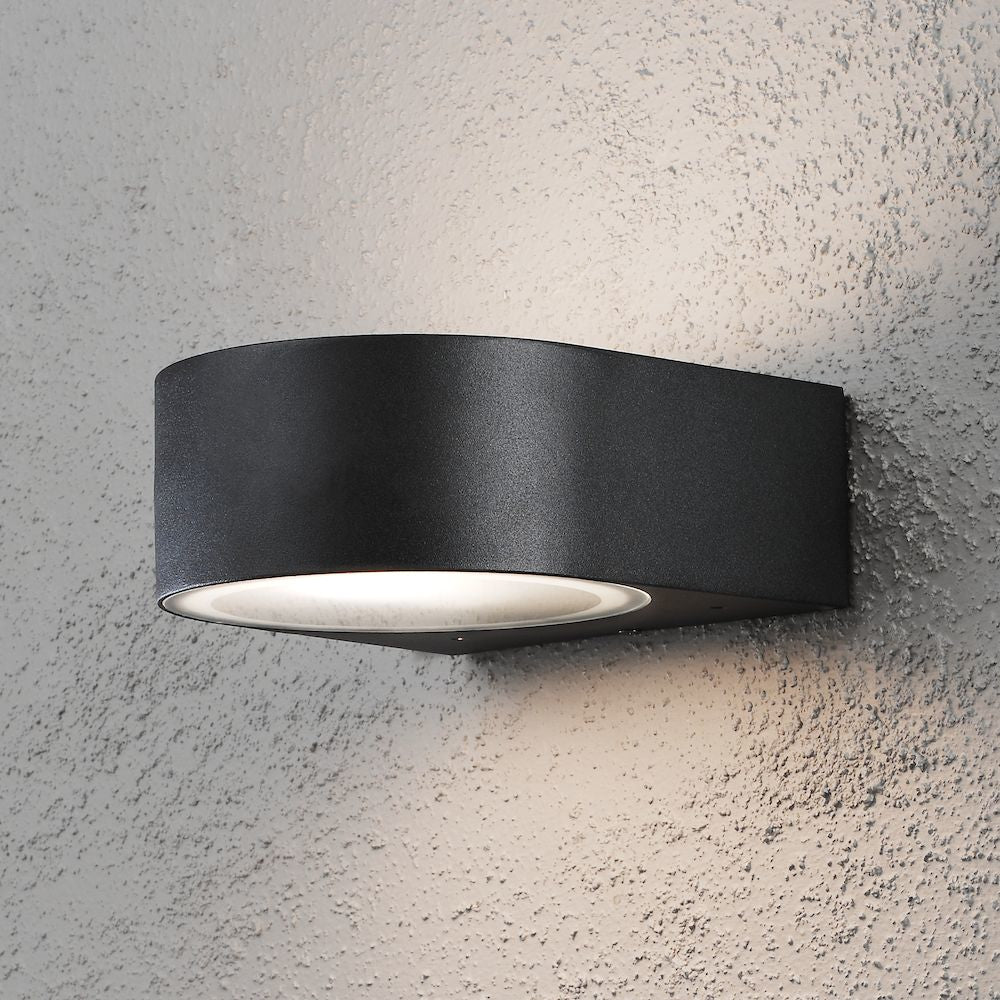 Konstsmide Aussenwandleuchte Teramo – 17×7 cm, 40 W, IP44, Netzbetrieb, mit Bewegungsmelder, Schwarz, Aluminium