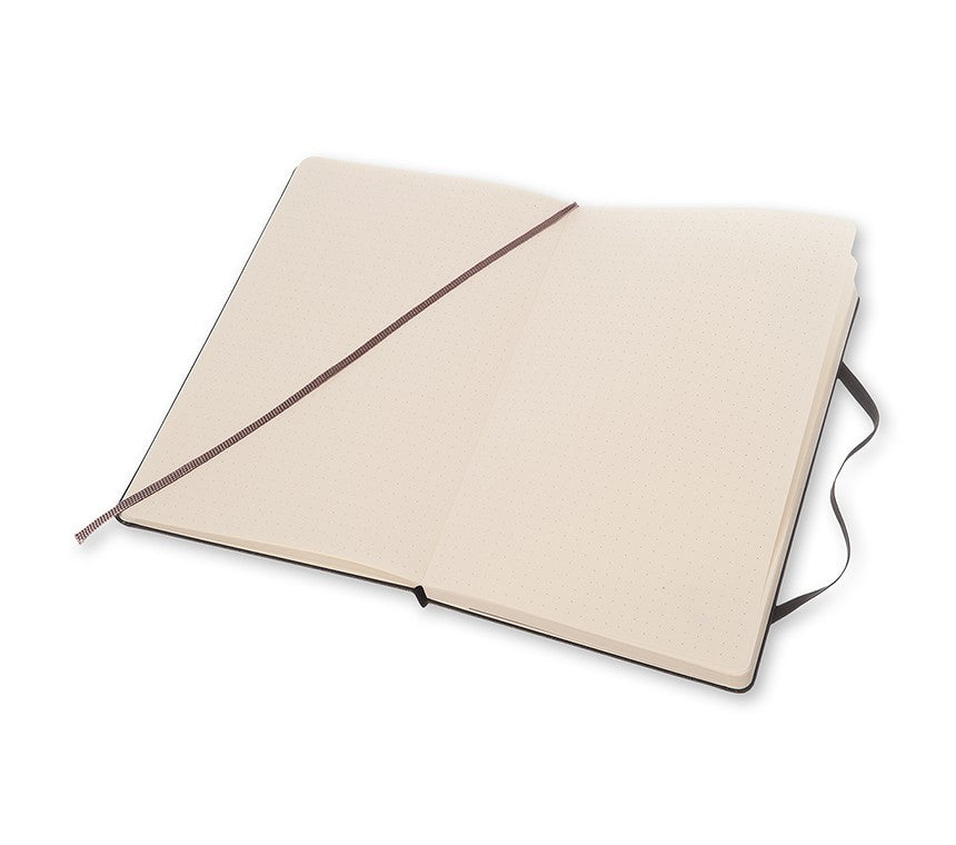 Moleskine Notizbuch, 130 × 210 mm, punktkariert, Leimbindung, Hardcover, 240 Seiten, 70 g/m² – schwarz