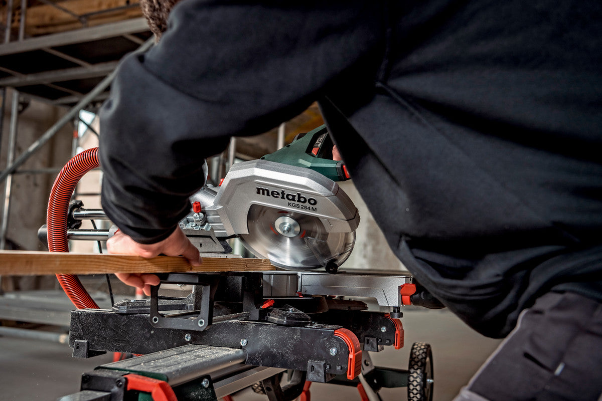 Metabo Kappsäge KGS 254 M – 1 800 W – Spindelhals – Sägeblatt-Ø 254 mm – Ohne Zubehör