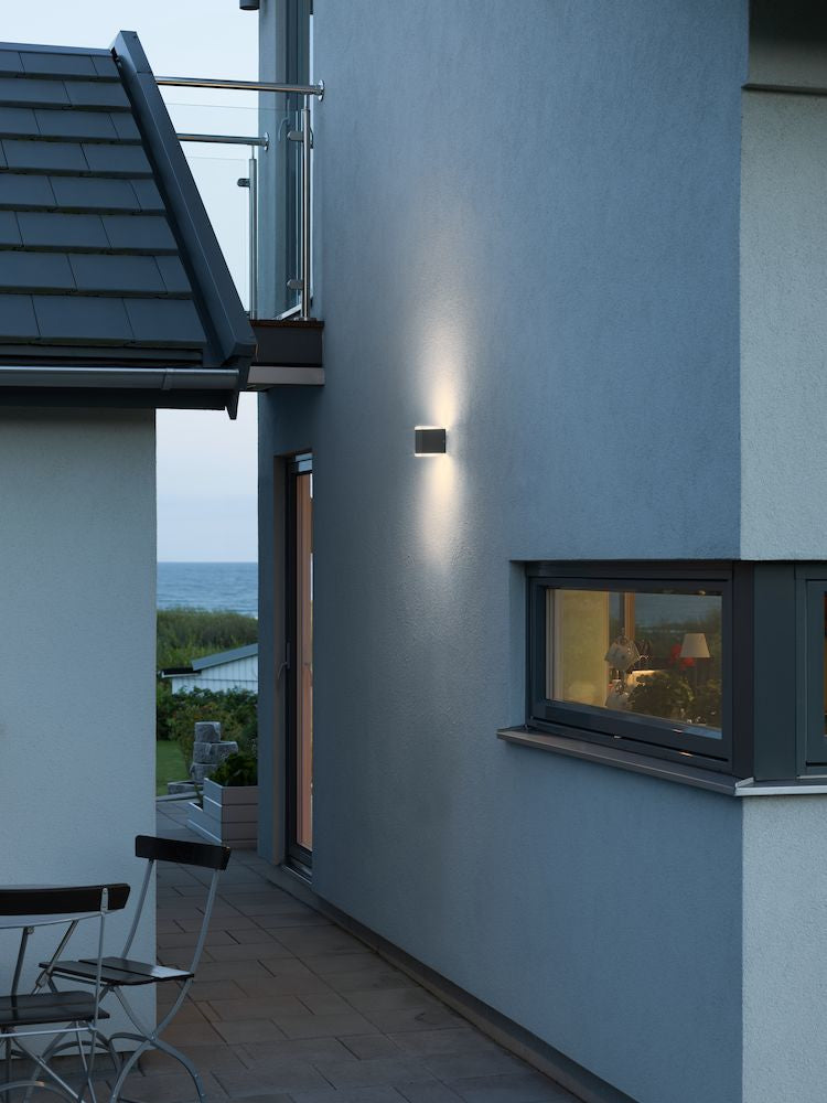 Konstsmide Aussenwandleuchte – 1100 lm, 12 W, Warmweiss, 3000 K, IP54, Netzbetrieb, Anthrazit, Aluminium