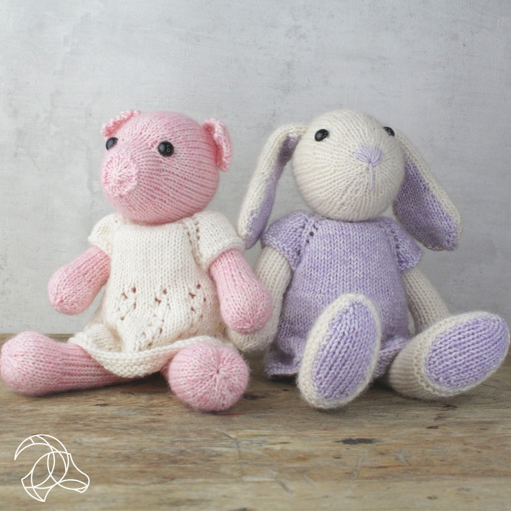 Hardicraft Strickset – Hase Chloe – 25 cm – lila, weiss