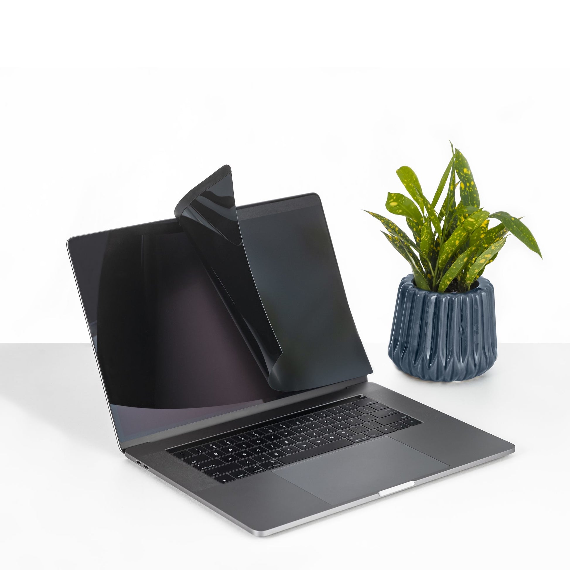 StarTech.com Magnetischer Blickschutzfilter für Apple MacBook Pro/Air 15", 16:10 – 342 × 222 mm