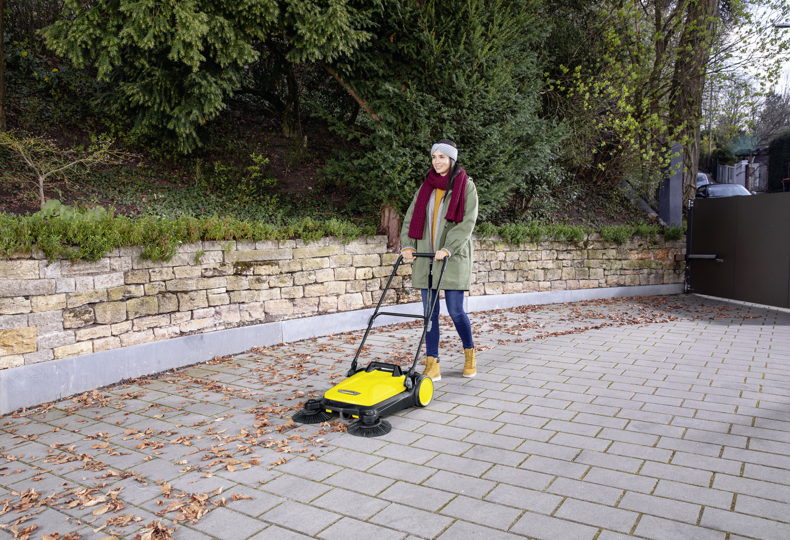 Kärcher Kehrmaschine S 4 Twin – 68 cm, manuell, 20 l Auffangbehälter, Kunststoff, gelb