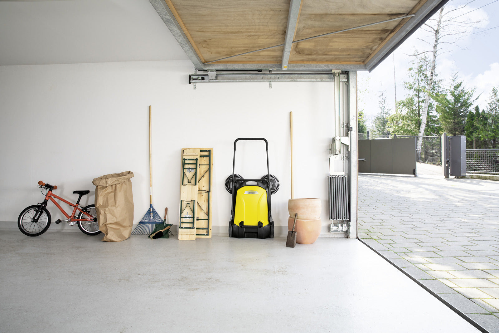 Kärcher Kehrmaschine S 4 Twin – 68 cm, manuell, 20 l Auffangbehälter, Kunststoff, gelb