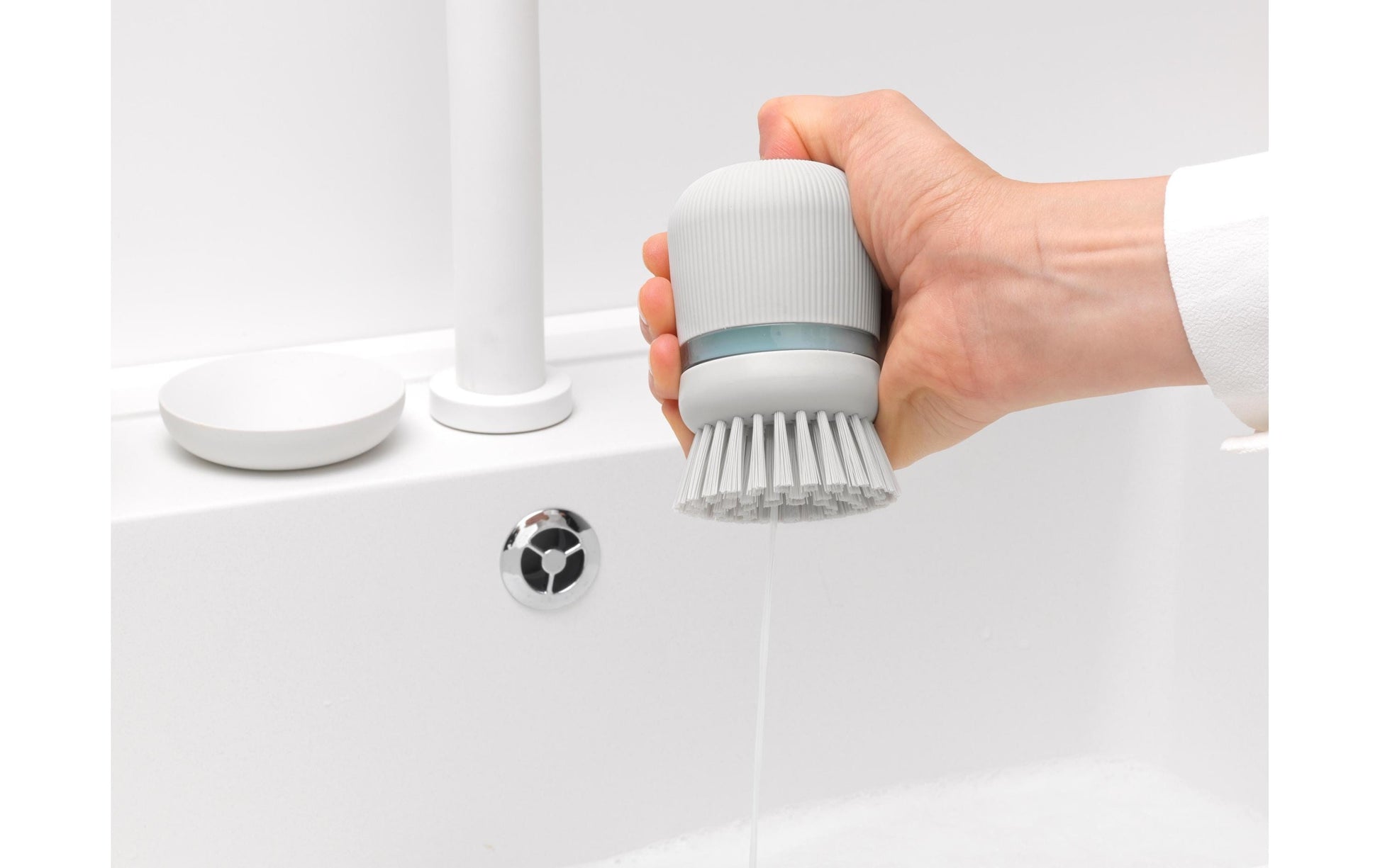 Brabantia Spülbürste mit Seifenspender, 8,6 × 8,6 × 10,5 cm, Kunststoff, Hellgrau