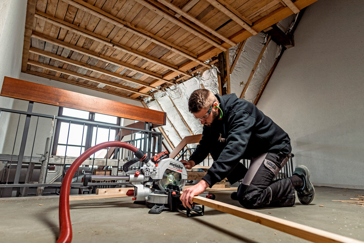 Metabo Kapp- und Gehrungssäge KGS 18 LTX BL 216 – 18 V (CAS) – Ø 216 mm – Solo – Brushless
