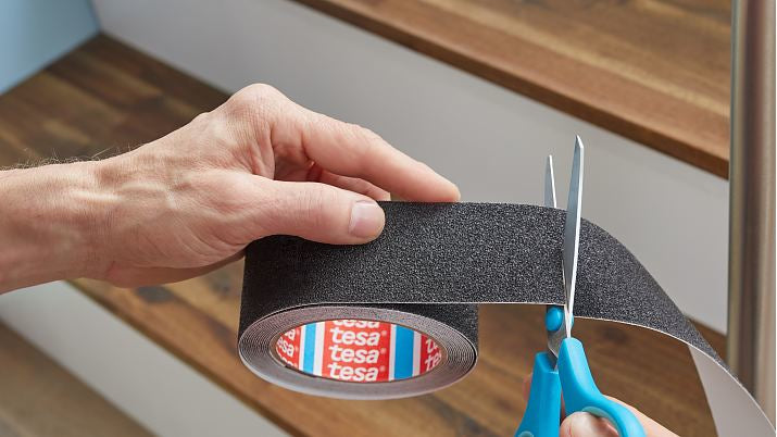 TESA Bodenmarkierungsband – 25 mm × 5 m, schwarz, Kunststoff, Anti-Rutschbeschichtung, permanent