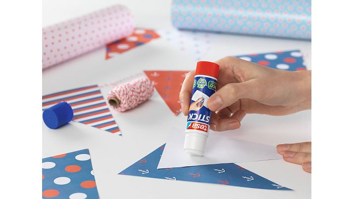 TESA Klebestift – lösemittelfrei, biobasierte Klebmasse, geruchsneutral, 10 g, für Papier, Stoff, 24 Stk.