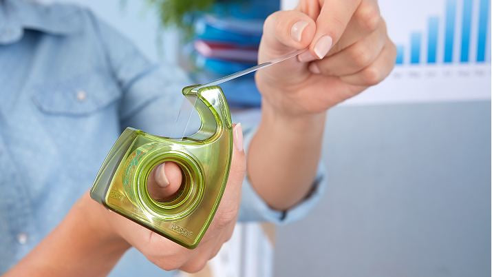 TESA EasyCut Handabroller – für Klebeband bis 19 mm × 10 m, Kunststoff (recycelt), grün, mit Wellenmesser
