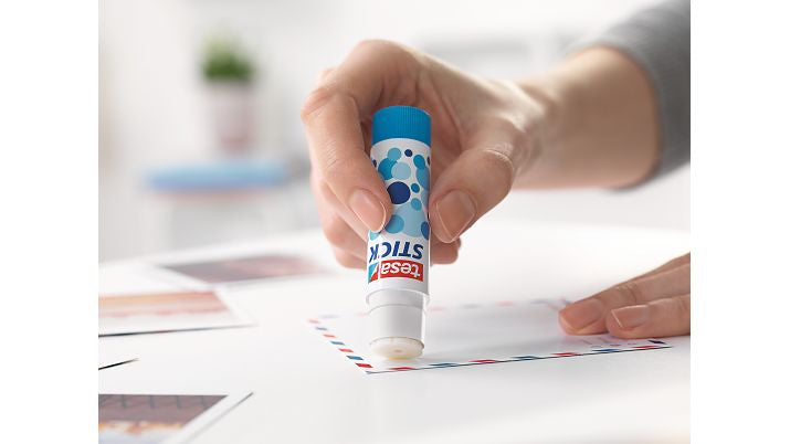 TESA ecoLogo Klebestift – Stift, permanent, transparent, lösemittelfrei, 20 g, für Papier, Karton, Fotos u. a.