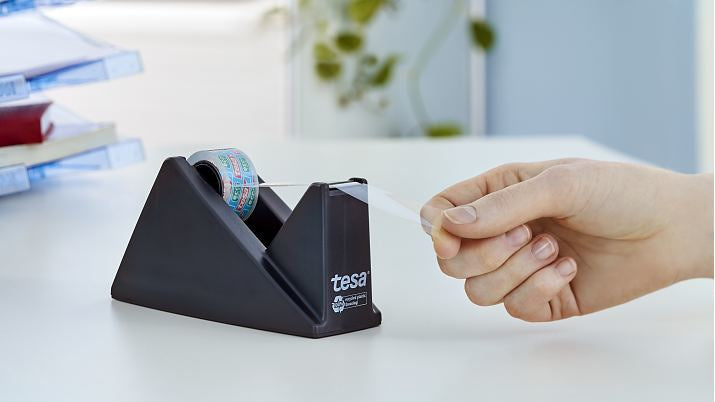 tesa Tischabroller eco&clear – für Rollenbreite bis 19 mm, für Bandlänge bis 33 m, für Kern 1", Metallmesser