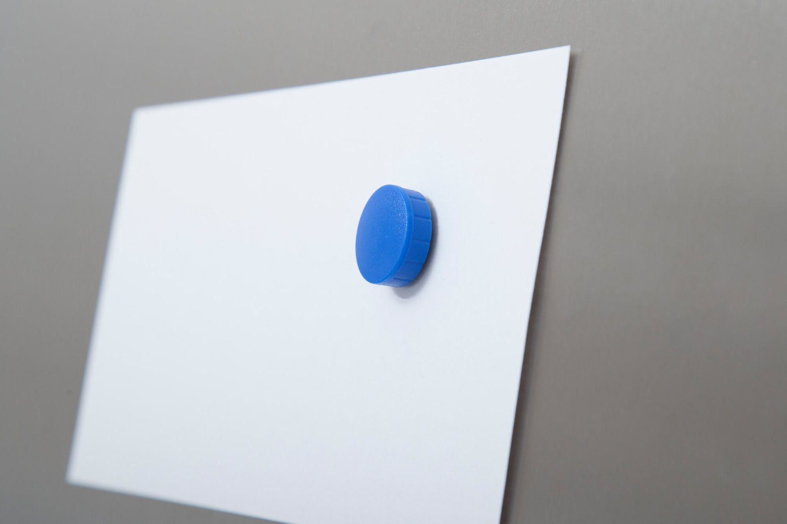 MAUL Starter-Kit, inkl. blaue Kunststoff-Magnete (Ø 20 mm, Haftkraft 0,3 kg) – für Whiteboards – 10-teilig