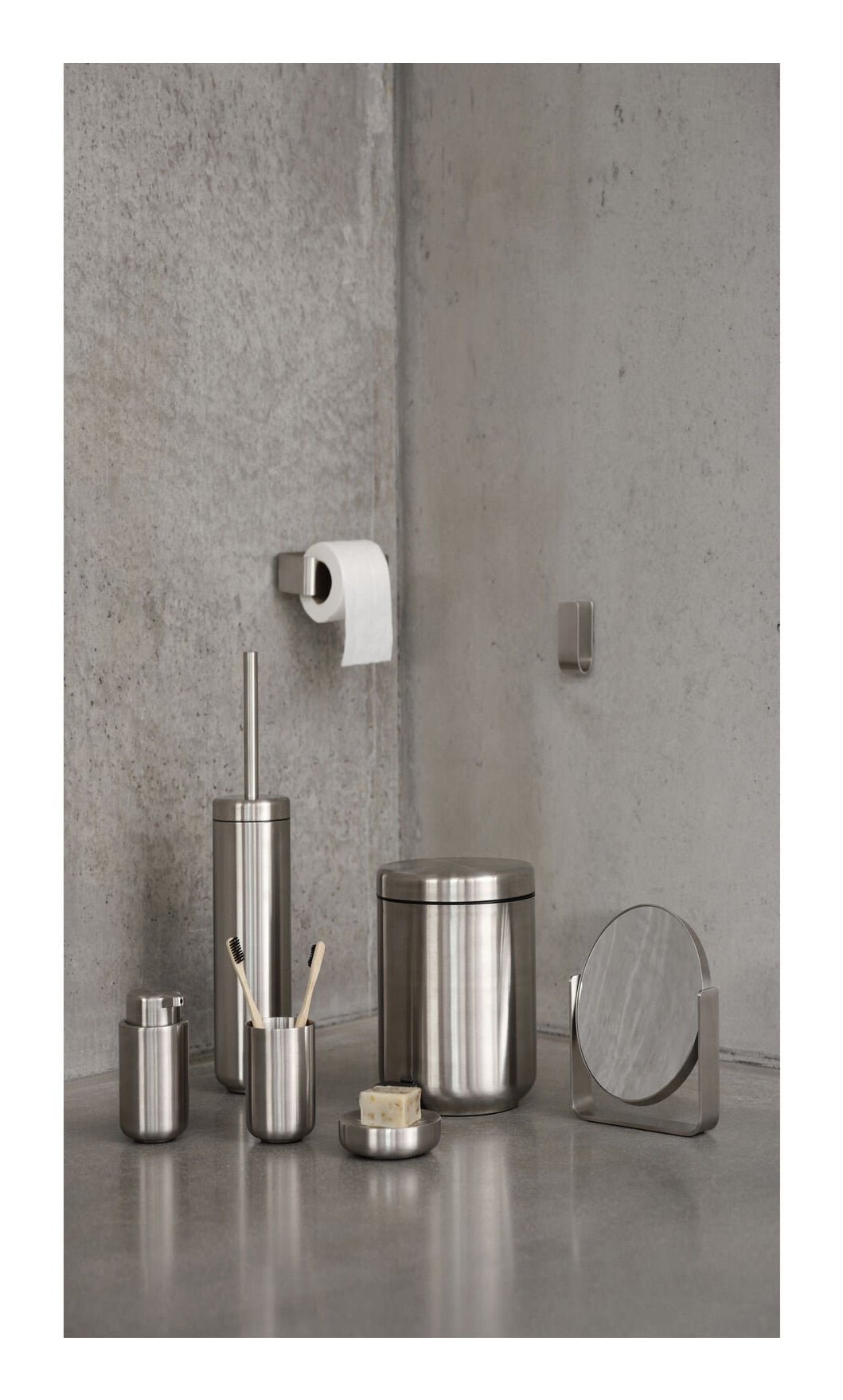 Zone Denmark Ume – WC-Bürstenset – Edelstahl, bodenstehend, mit Deckel, H 43 cm, Ø 10 cm