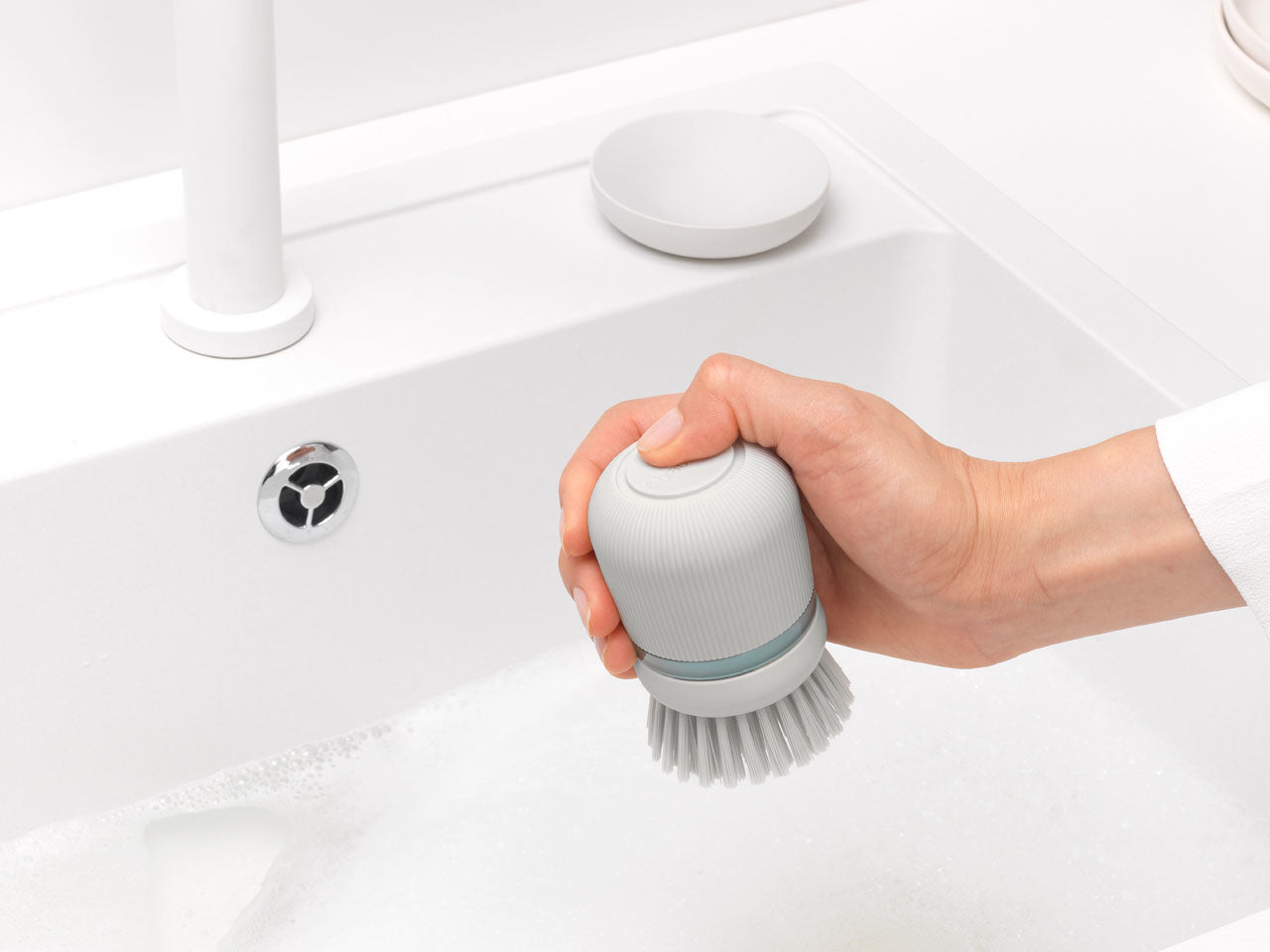 Brabantia Spülbürste mit Seifenspender, 8,6 × 8,6 × 10,5 cm, Kunststoff, Hellgrau