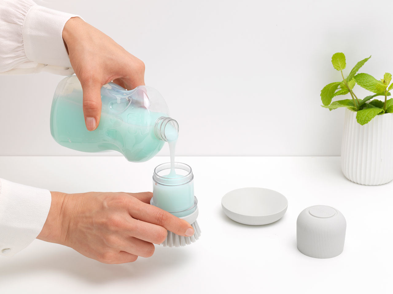 Brabantia Spülbürste mit Seifenspender, 8,6 × 8,6 × 10,5 cm, Kunststoff, Hellgrau