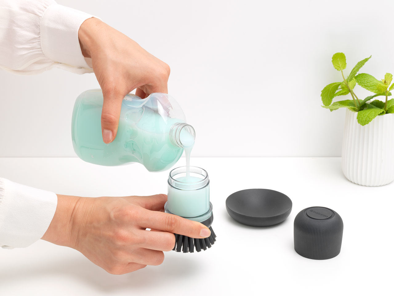 Brabantia Abwaschbürste – Kunststoff, 10,5 cm, Dunkelgrau, mit Seifenspender