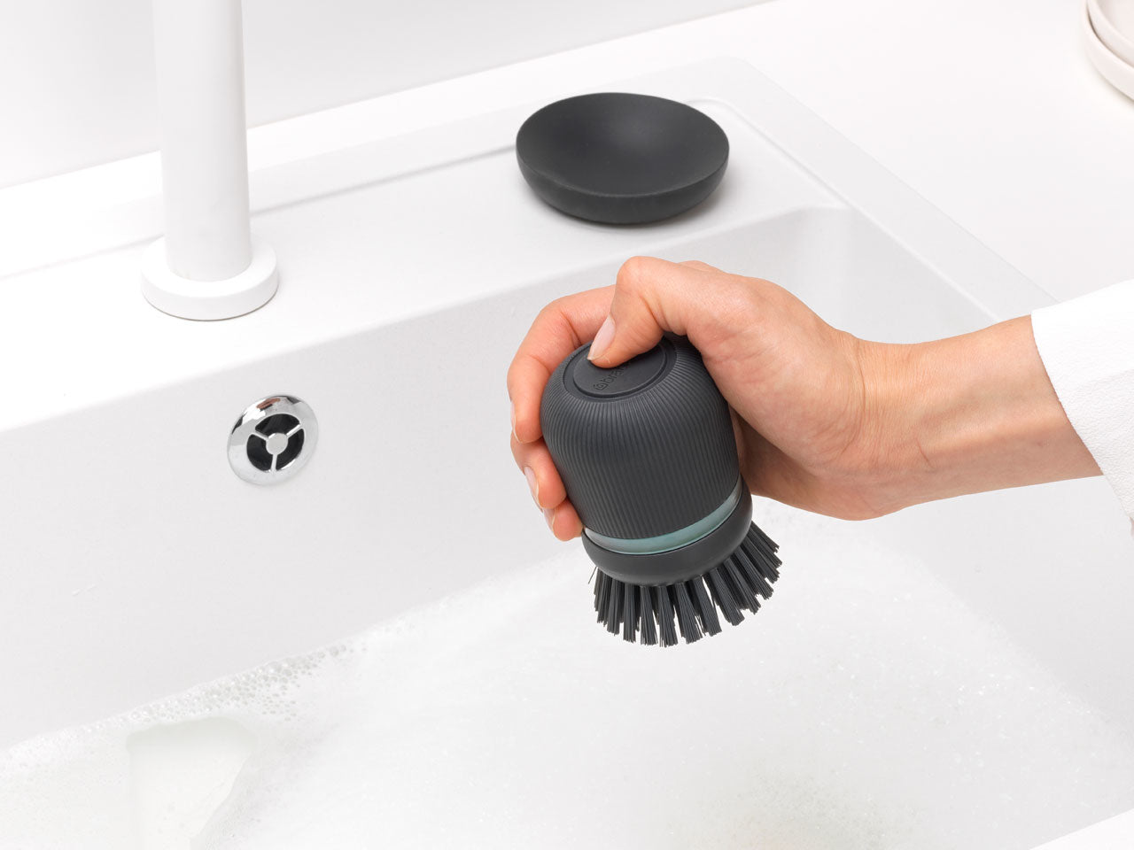 Brabantia Abwaschbürste – Kunststoff, 10,5 cm, Dunkelgrau, mit Seifenspender