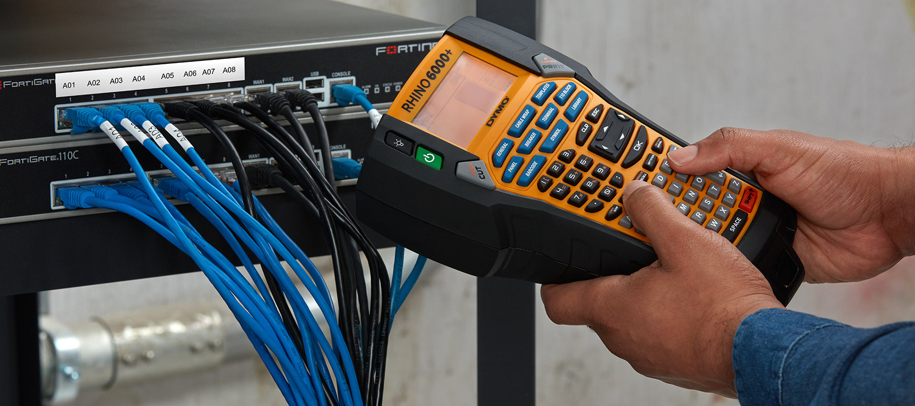 DYMO Rhino 6000+ – Beschriftungsgerät für Rhino-Etiketten 6–24 mm, Auto-Cutter, ABC-Tastatur