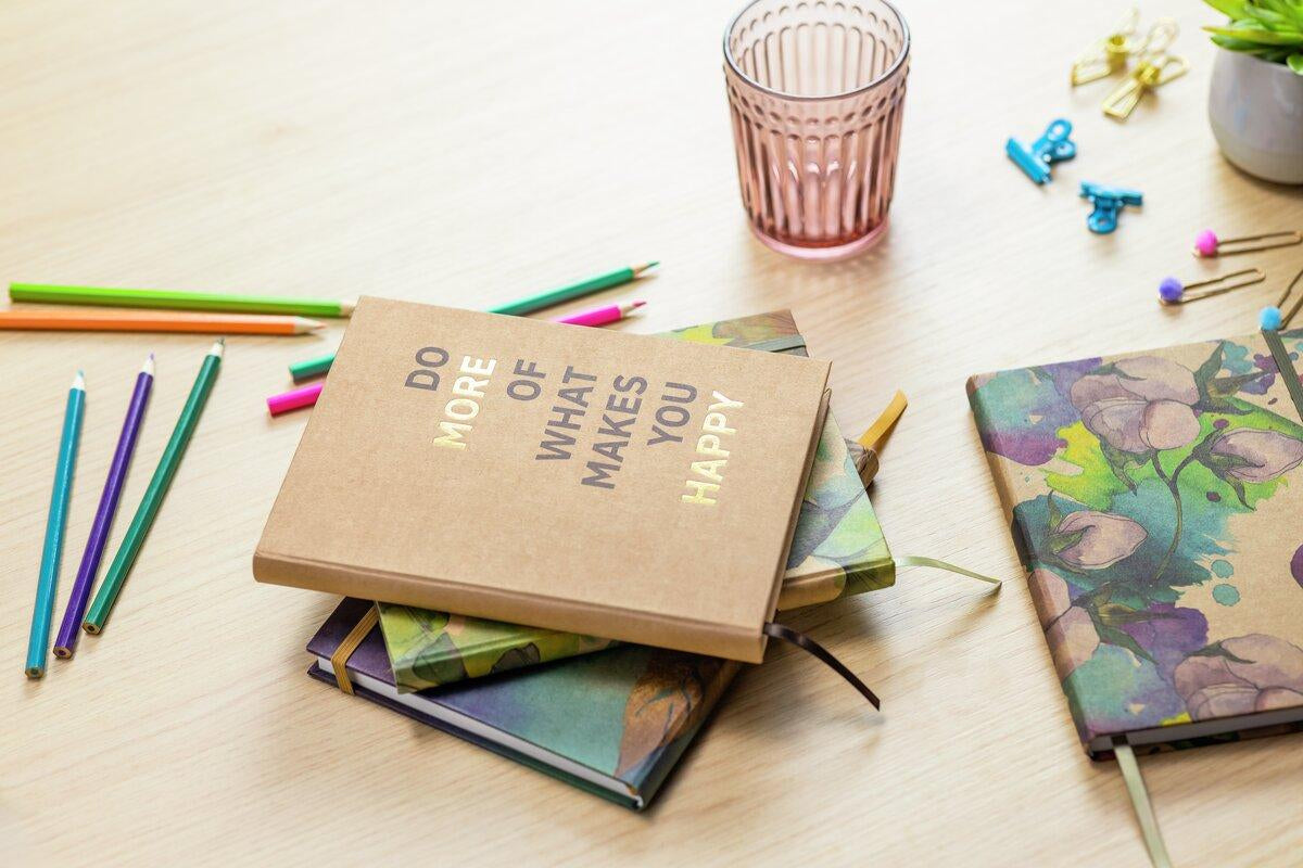 Jolie Notizbuch – A5 – liniert – 96 Blatt – 100 g/m² – Hardcover, Gummiband, Stiftschlaufe – mehrfarbig – FSC