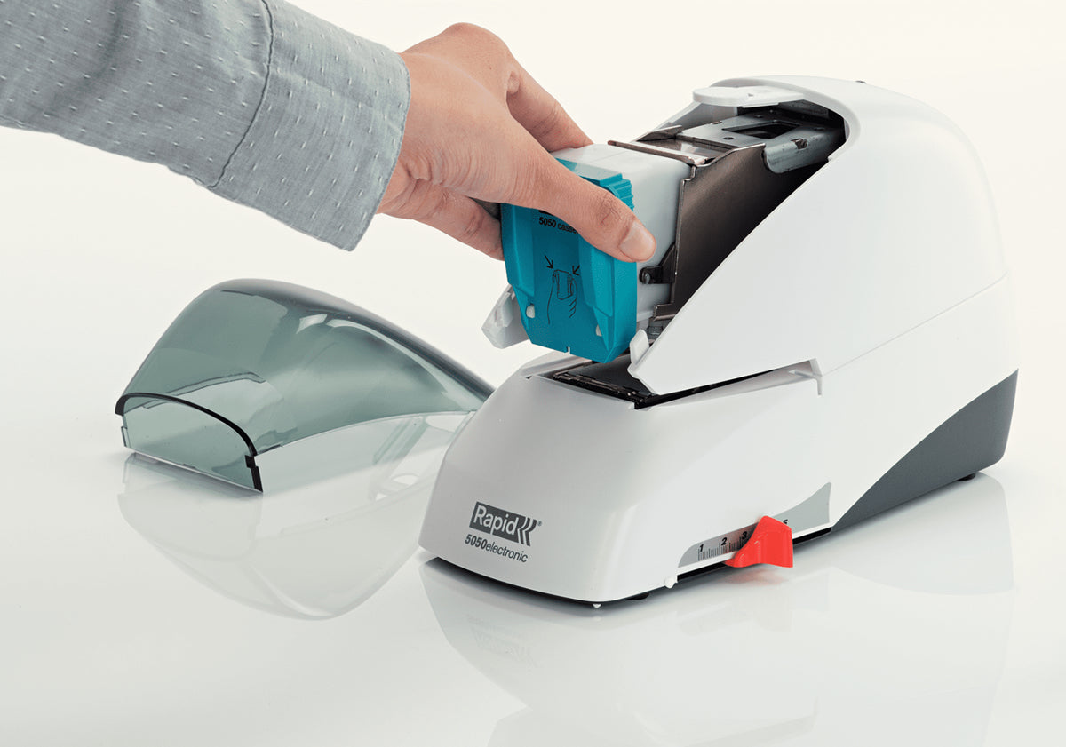 Rapid 5050e – Elektrischer Hefter, Flat-Clinch, verstellbarer Papieranschlag, Einlegetiefe 50 mm, Weiss