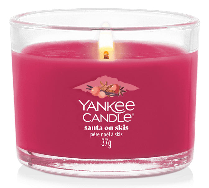 Yankee Candle Santa auf Skiern Blaubeere – Duftkerze, Votivkerze im Glas, 7–10 h