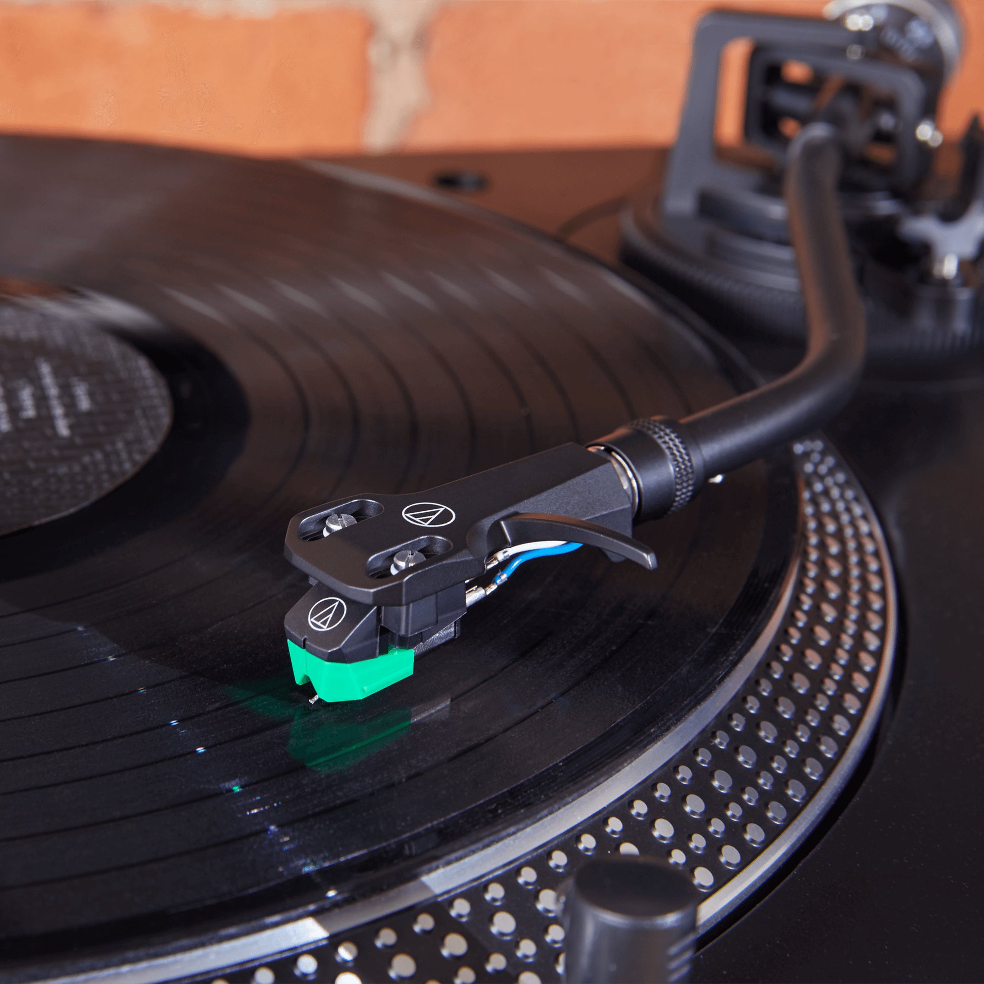 Audio-Technica AT-VM95E/H – Phono-Tonabnehmer (Moving Magnet), 4 mV, inkl. Headshell, Schwarz