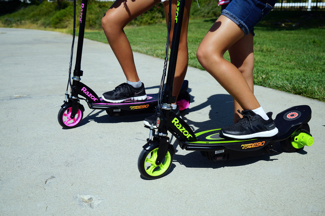 Razor Power Core E90 Elektroroller – 16 km/h, 24 km Reichweite, 12 V Akku – ab 8 Jahren – schwarz