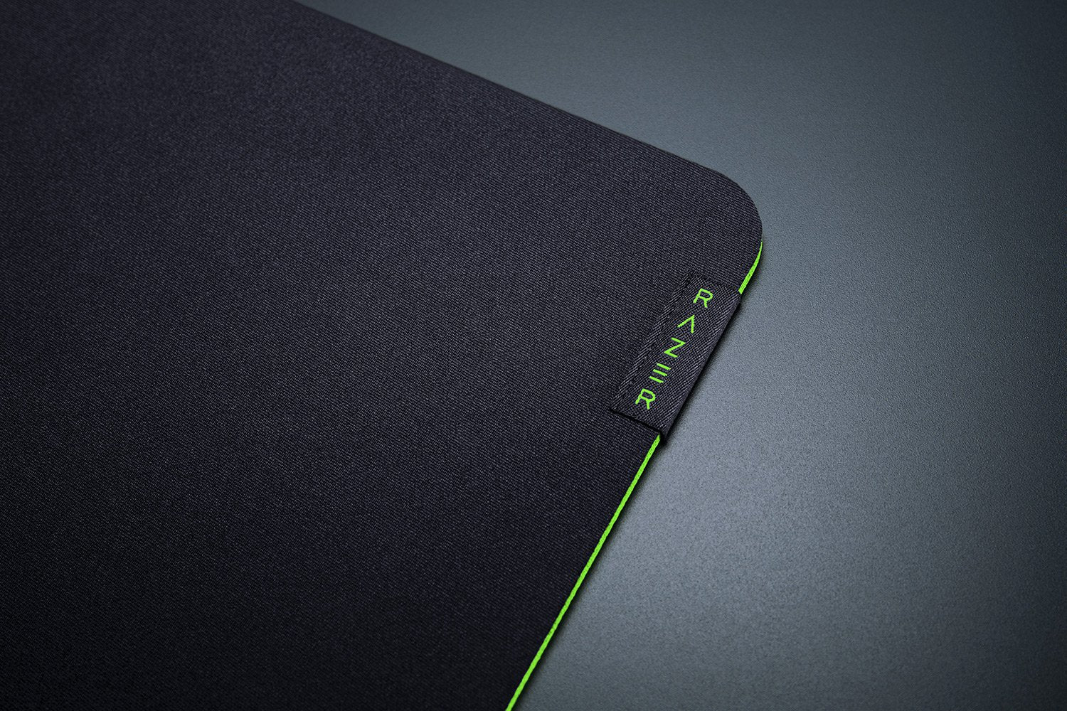 Razer Gigantus V2 Medium – Gaming-Mauspad – 360 × 275 mm, Schaumstoff, Schwarz/Grün